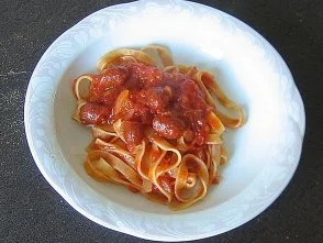 Tagliatelle mit scharfer Tomatensoße - Rezept