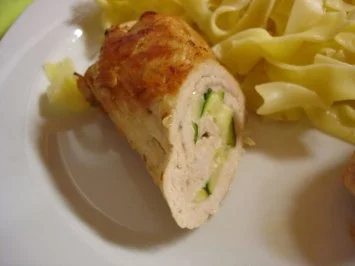 Puten-Zucchini-Involtini mit Bandnudeln - Rezept