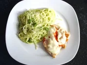 Putenschnitzel "Caprese" mit Petersilienpesto-Spaghetti - Rezept