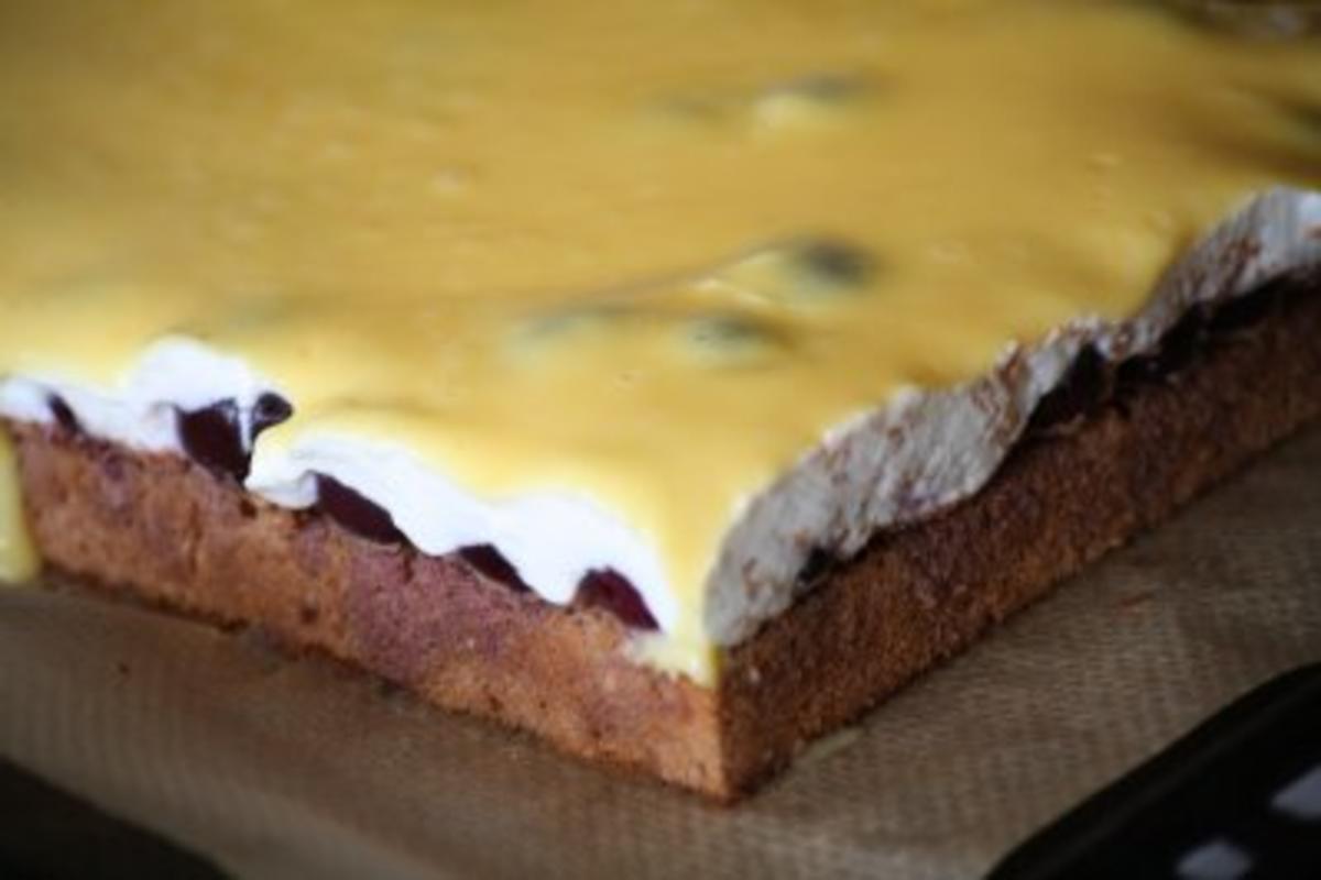 Kirsch-Schmand-Kuchen mit Eierlikörguss - Rezept - kochbar.de