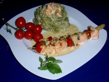 Rezept: Irische Lachsspießchen mit Spinatnudeln und Grilltomaten Irische Lachsspießchen mit Spinatnudeln und Grilltomaten - Rezept