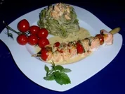 Irische Lachsspießchen mit Spinatnudeln und Grilltomaten - Rezept
