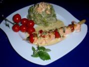 Irische Lachsspießchen mit Spinatnudeln und Grilltomaten - Rezept