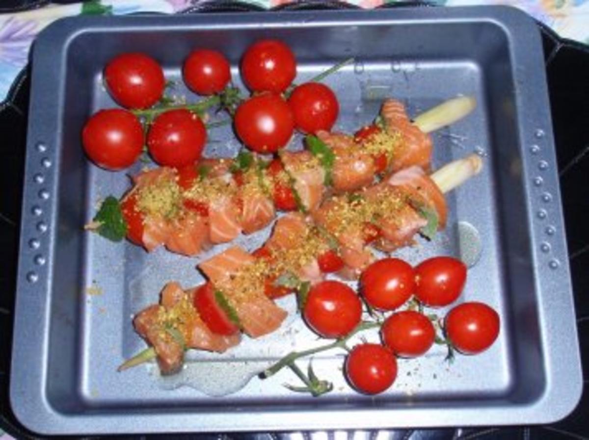 Irische Lachsspießchen mit Spinatnudeln und Grilltomaten - Rezept - Bild Nr. 3