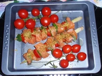 Rezept: Irische Lachsspießchen mit Spinatnudeln und Grilltomaten Bild Nr. 3 Irische Lachsspießchen mit Spinatnudeln und Grilltomaten - Rezept - Bild Nr. 3