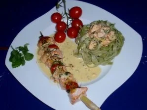 Rezept: Irische Lachsspießchen mit Spinatnudeln und Grilltomaten Bild Nr. 8 Irische Lachsspießchen mit Spinatnudeln und Grilltomaten - Rezept - Bild Nr. 8