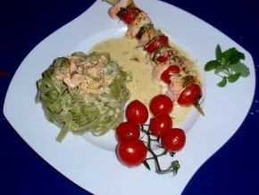 Rezept: Irische Lachsspießchen mit Spinatnudeln und Grilltomaten Bild Nr. 9 Irische Lachsspießchen mit Spinatnudeln und Grilltomaten - Rezept - Bild Nr. 9