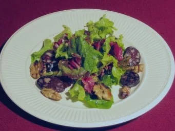 Gebratene Blutwurst auf buntem Blattsalat - Rezept