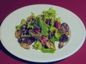 Gebratene Blutwurst auf buntem Blattsalat - Rezept