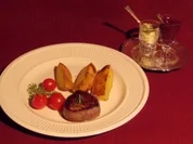 Rinderfilet mit Burgunder-Senf und Rosmarinbutter an Backkartoffeln und Tomaten - Rezept
