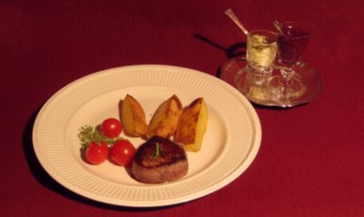 Bilder für Rinderfilet mit Burgunder-Senf und Rosmarinbutter an Backkartoffeln und Tomaten - Rezept