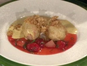 Kaisers Topfennockerln mit Erdbeersoße à la Henssler - Rezept