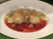 Kaisers Topfennockerln mit Erdbeersoße à la Henssler - Rezept