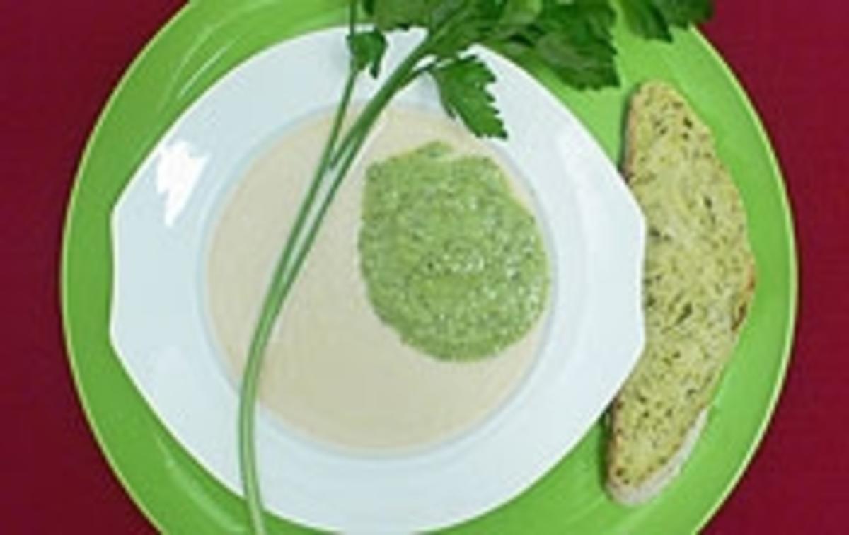 Petersiliensuppe Grün-Weiß mit frischem Zucchinibrot - Rezept - kochbar.de