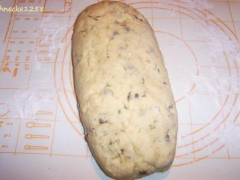 Quarkstollen mit Zitronat (Sukkade) in Würfeln und Mandeln süß, gehackt ...