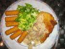 Schnitzel mit Champignon-Rahmsoße und Kroketten - Rezept