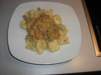 Tortelloni mit Tomaten - Zwiebel - Sauce - Rezept