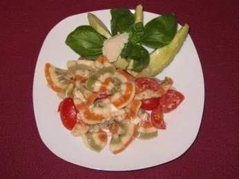 Rezept: Lauwarmer getrüffelter Nudelsalat mit Mozzarella auf einem Avocadobett Lauwarmer getrüffelter Nudelsalat mit Mozzarella auf einem Avocadobett - Rezept