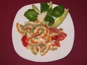 Lauwarmer getrüffelter Nudelsalat mit Mozzarella auf einem Avocadobett - Rezept