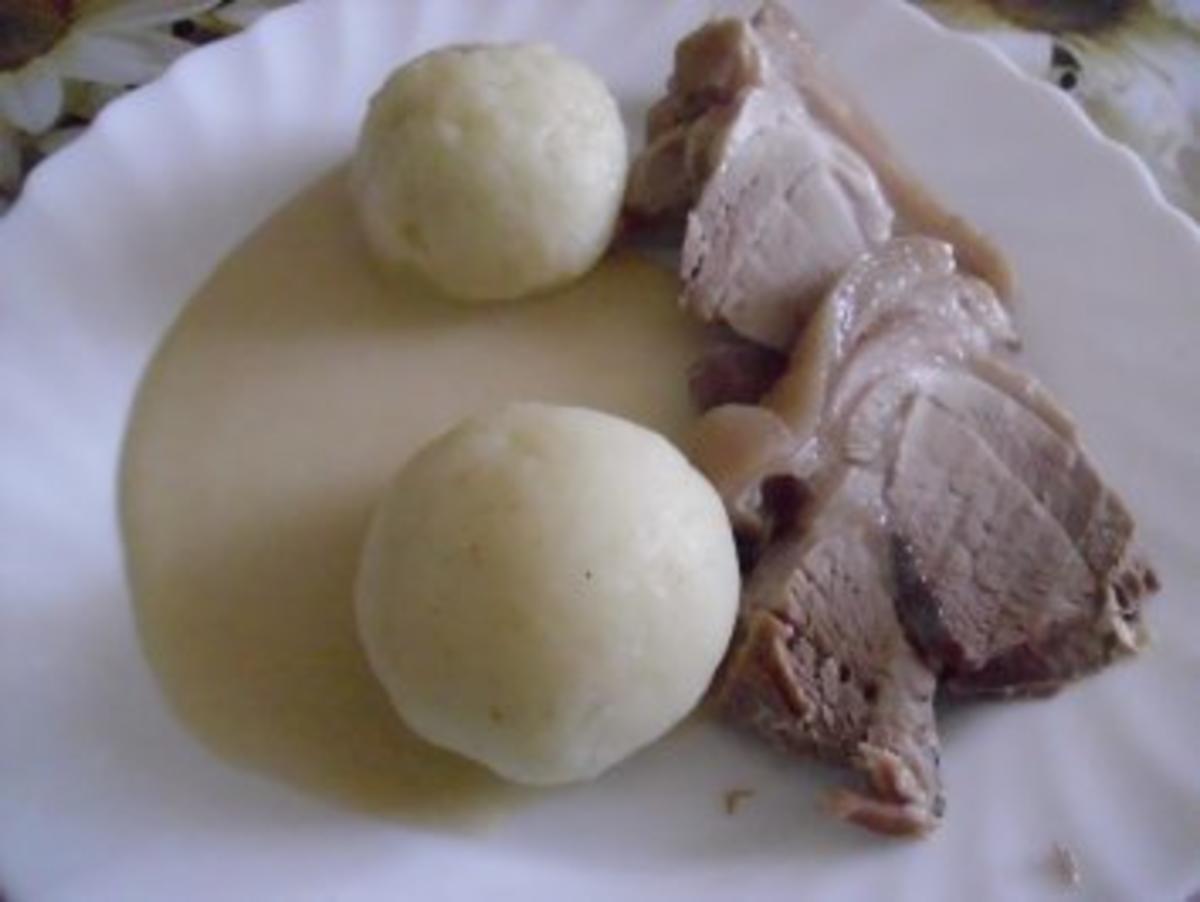 Schweineschulter gekocht mit scharfer Meerrettichsauce und Klößen - Rezept