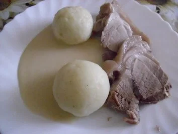 Rezept: Schweineschulter gekocht mit scharfer Meerrettichsauce und Klößen Schweineschulter gekocht mit scharfer Meerrettichsauce und Klößen - Rezept