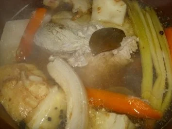 Rezept: Schweineschulter gekocht mit scharfer Meerrettichsauce und Klößen Bild Nr. 2 Schweineschulter gekocht mit scharfer Meerrettichsauce und Klößen - Rezept - Bild Nr. 2