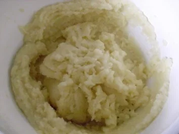 Rezept: Schweineschulter gekocht mit scharfer Meerrettichsauce und Klößen Bild Nr. 6 Schweineschulter gekocht mit scharfer Meerrettichsauce und Klößen - Rezept - Bild Nr. 6