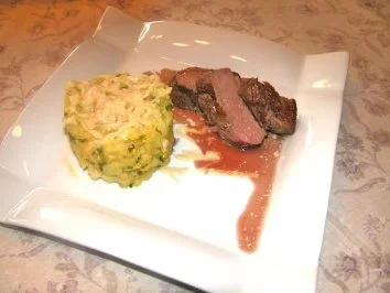 Rezept: Entenbrüstchen mit Kartoffelhäubchen Entenbrüstchen mit Kartoffelhäubchen - Rezept