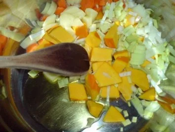 Rezept: Kürbissüppchen mit Cappuccino-Schaum Bild Nr. 6 Kürbissüppchen mit Cappuccino-Schaum - Rezept - Bild Nr. 6