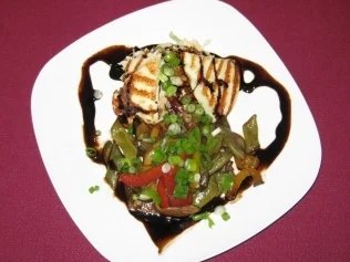 Gegrillter Halloumi mit Sommergemüse an grobem Südstaaten-Kartoffelpüree - Rezept