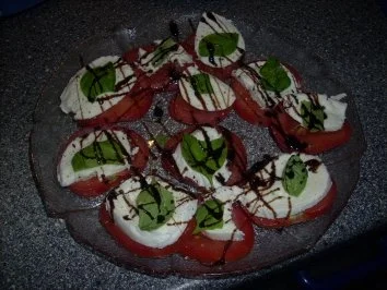 Rezept: Tomatensalat mit Büffelmozzarella und frischen Basilikum Tomatensalat mit Büffelmozzarella und frischen Basilikum - Rezept