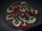 Tomatensalat mit Büffelmozzarella und frischen Basilikum - Rezept