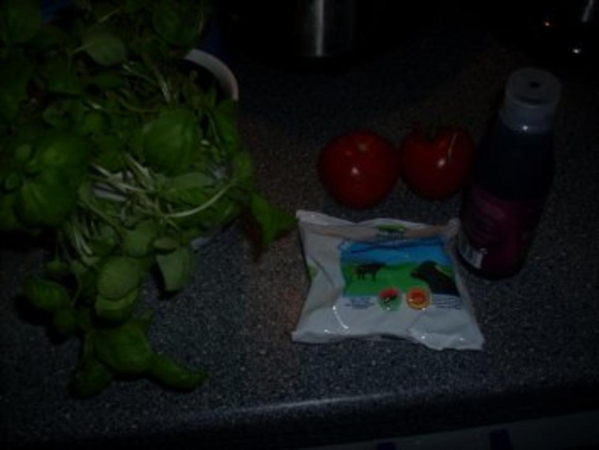 Tomatensalat mit Büffelmozzarella und frischen Basilikum - Rezept - Bild Nr. 2