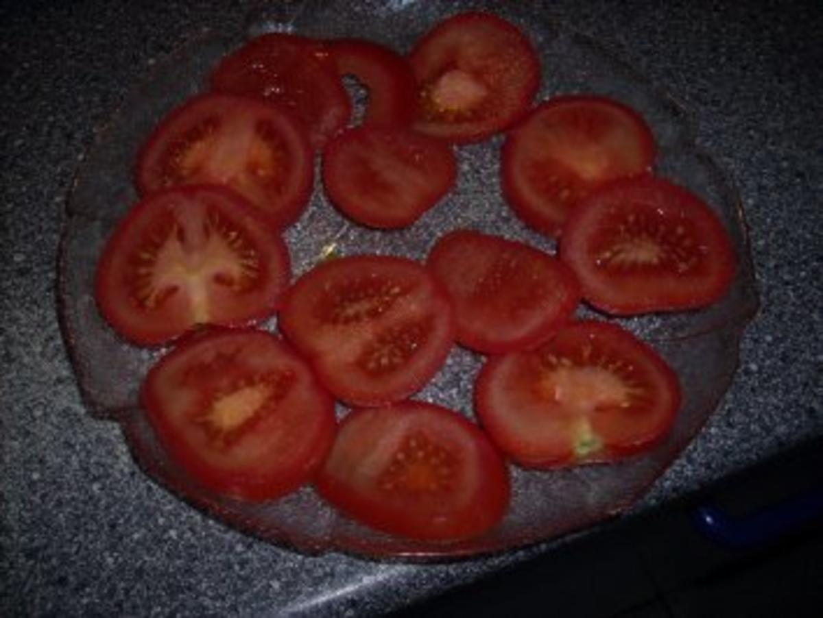 Tomatensalat mit Büffelmozzarella und frischen Basilikum - Rezept - Bild Nr. 3