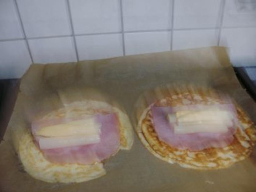 Überbackene Pfannkuchen gefüllt mit Spargel und Schinken - einfach ...