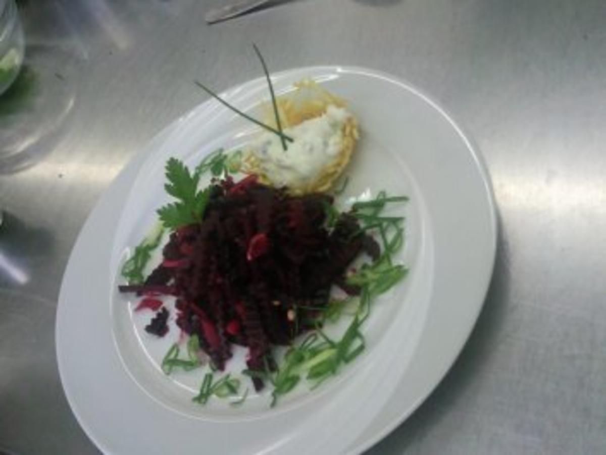 Rote-Bete-Salat mit Kartoffelnest und Creme fraiche - Rezept - kochbar.de