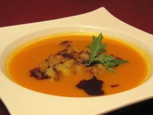 Kürbissuppe mit Zimtcroûtons - Rezept