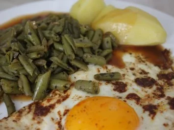 Vegetarisch: Bohnen-Kräuter-Pfanne mit Speigelei und Salzkartoffeln - Rezept