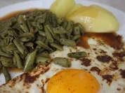 Vegetarisch: Bohnen-Kräuter-Pfanne mit Speigelei und Salzkartoffeln - Rezept