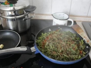 Vegetarisch: Bohnen-Kräuter-Pfanne mit Speigelei und Salzkartoffeln - Rezept - Bild Nr. 3