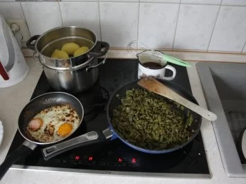 Vegetarisch: Bohnen-Kräuter-Pfanne mit Speigelei und Salzkartoffeln - Rezept - Bild Nr. 5