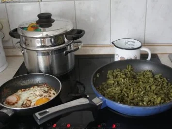 Vegetarisch: Bohnen-Kräuter-Pfanne mit Speigelei und Salzkartoffeln - Rezept - Bild Nr. 4
