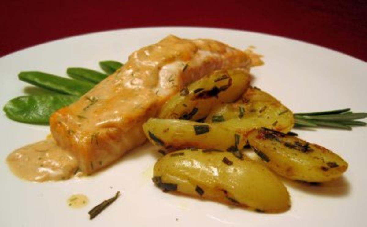 Lachs-Sahne-Gratin an Rosmarinkartoffeln auf einem Zuckerschotenbett - Rezept