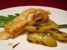 Lachs-Sahne-Gratin an Rosmarinkartoffeln auf einem Zuckerschotenbett - Rezept