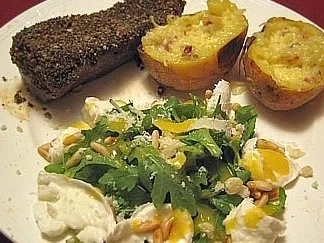 Straußensteak mit Knoblauch-Butter, Rucolasalat und gefüllten Ofenkartoffeln - Rezept
