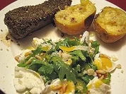 Straußensteak mit Knoblauch-Butter, Rucolasalat und gefüllten Ofenkartoffeln - Rezept