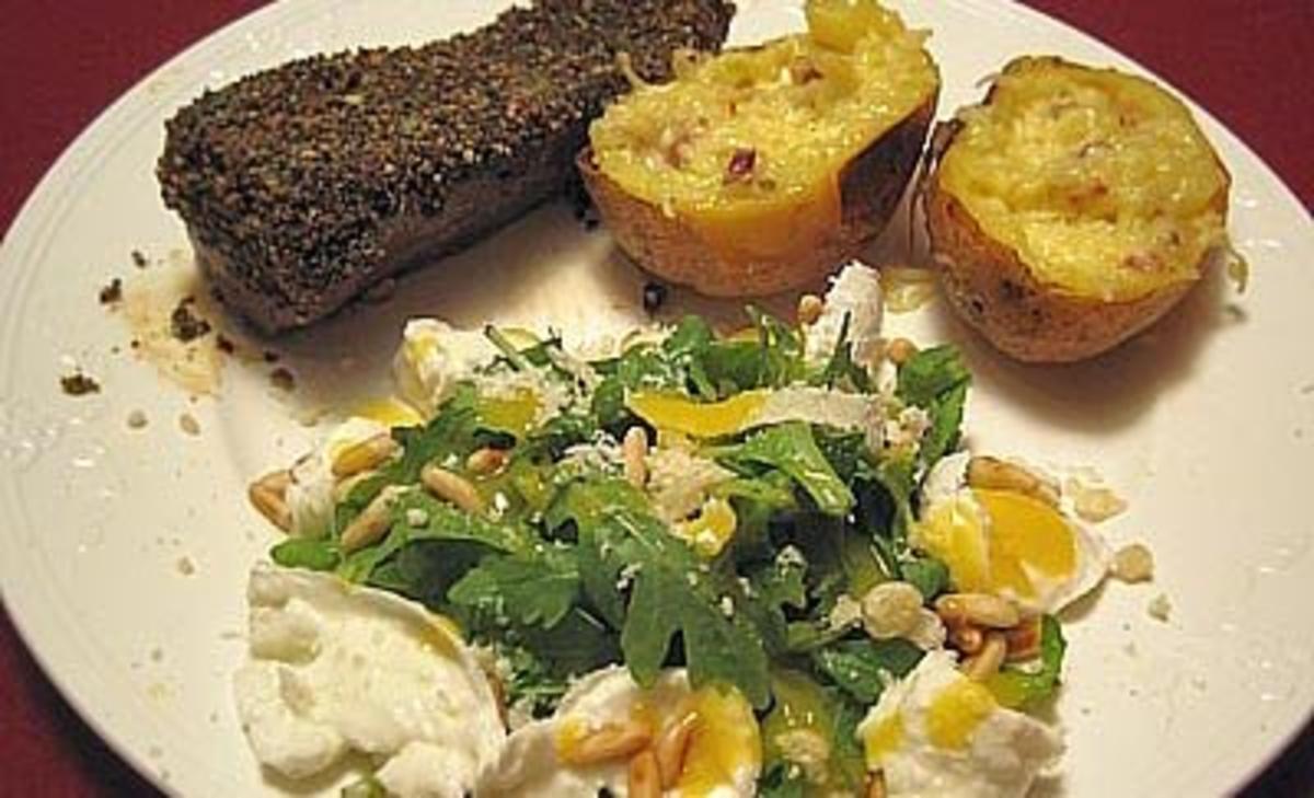 Bilder für Straußensteak mit Knoblauch-Butter, Rucolasalat und gefüllten Ofenkartoffeln - Rezept