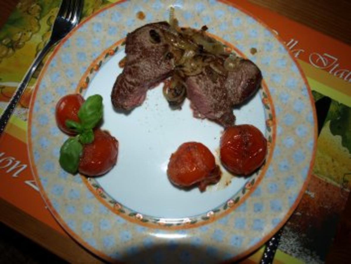 Rinderhüftsteaks mit Röstzwiebeln und geschmolzenen Tomaten - Rezept