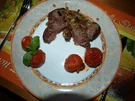 Rinderhüftsteaks mit Röstzwiebeln und geschmolzenen Tomaten - Rezept