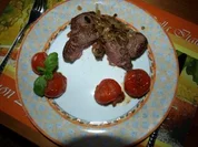 Rinderhüftsteaks mit Röstzwiebeln und geschmolzenen Tomaten - Rezept